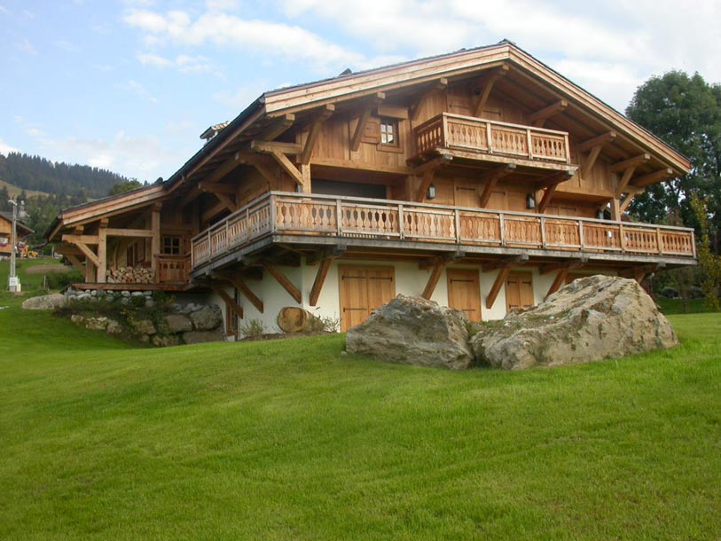 Chalet sur terrain en pente
