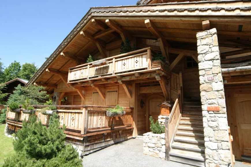Façade de chalet et balcon