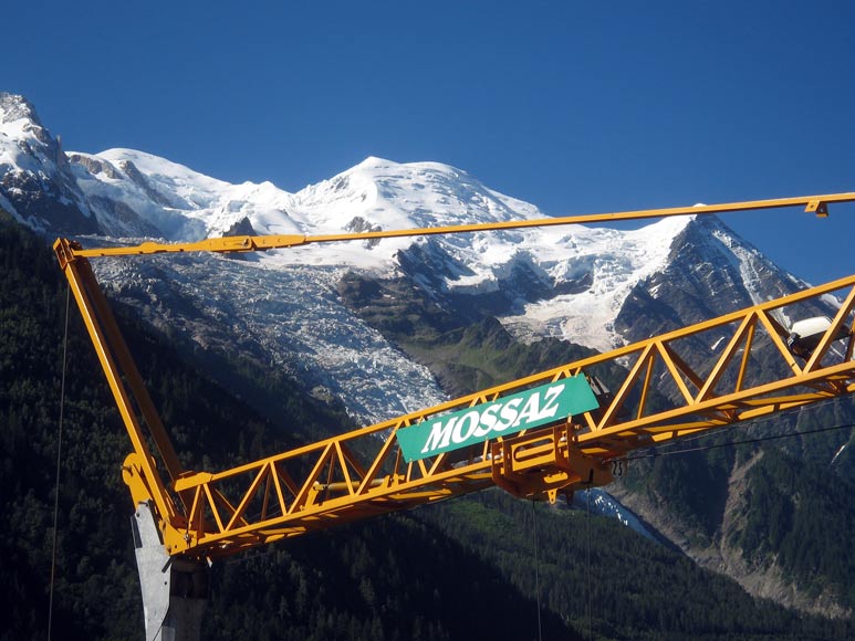 Montage d'une charpente à la grue en montagne